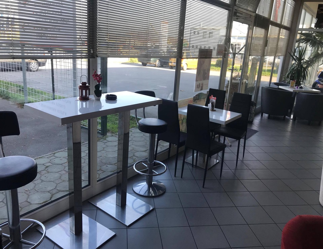 Unutrašnjost caffe bara