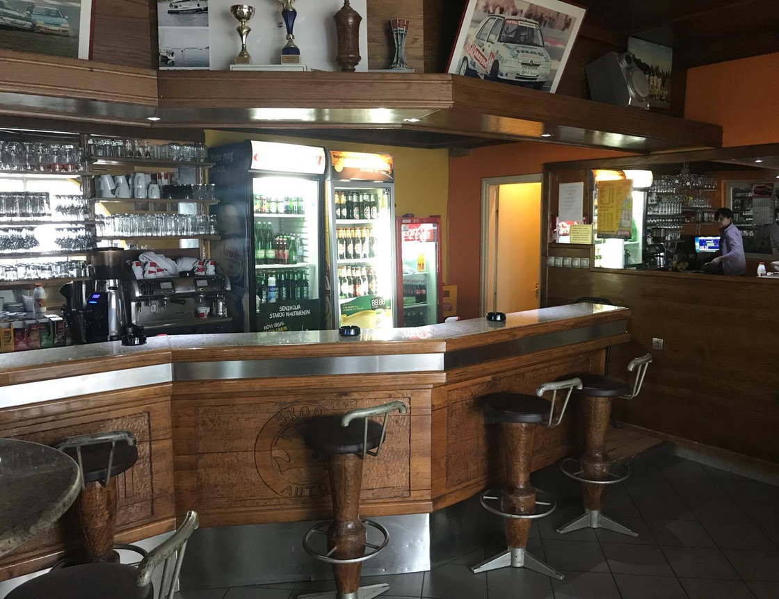 Unutrašnjost caffe bara